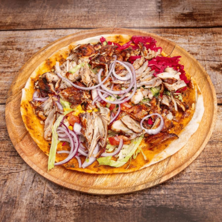 Lahmacun (mit Fleisch, Salat und Saucen)